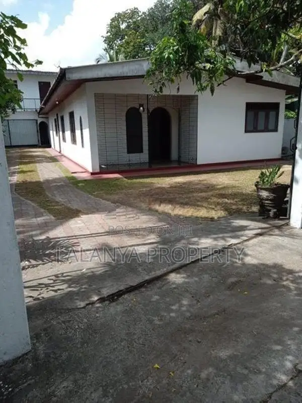 17.65 Perch Land with 2 Houses For Sale in Boralesgamuwa PCCC – A1