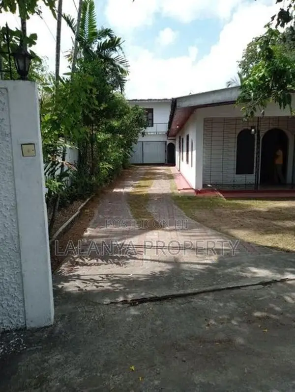 17.65 Perch Land with 2 Houses For Sale in Boralesgamuwa PCCC – A1