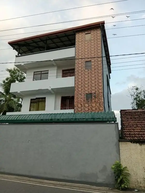 Upstair unit for rent in Boralasgamuwa