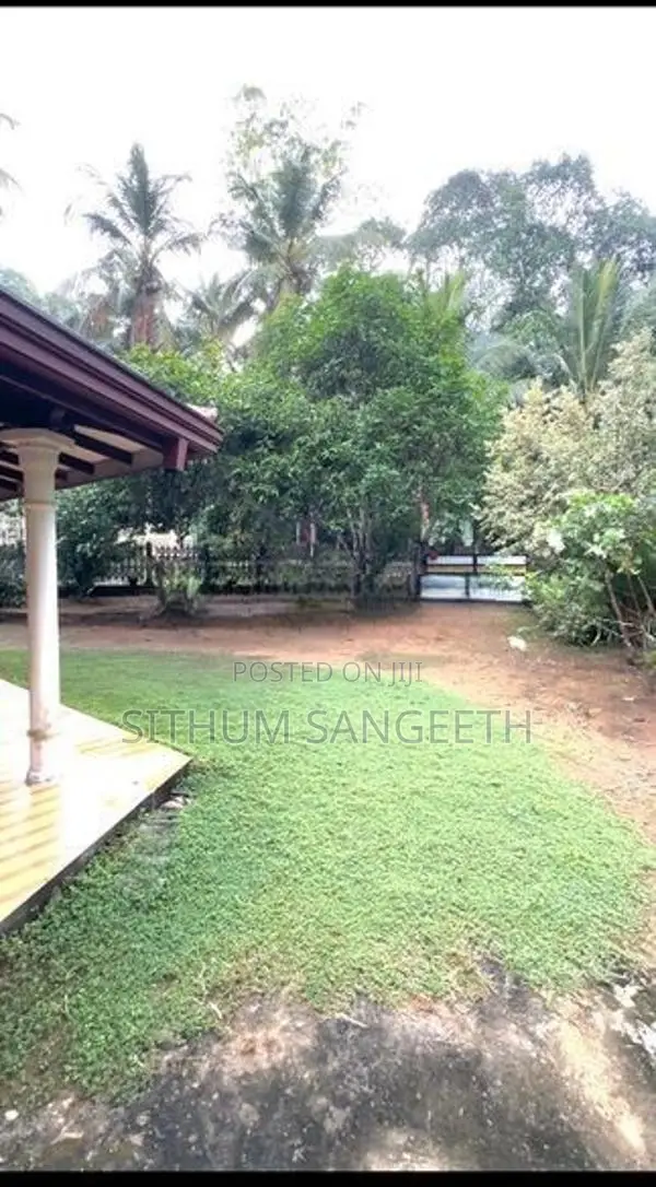 විශාල ඉඩමක් සමග වටිනා නිවසක් Padukka