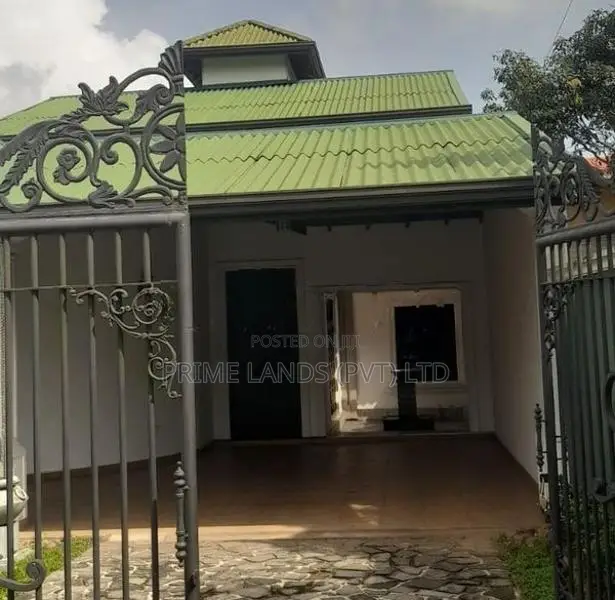 4 Bed Rooms House in Gampaha Wijaya Road