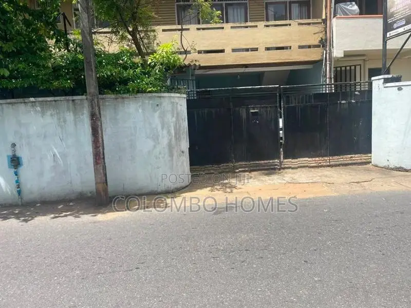 8 Perches Land for Sale with A House - Colombo 05