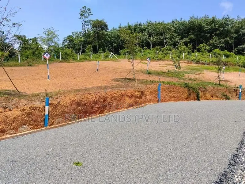 නේවාසික බිම් කොටස් කලුතරින්
