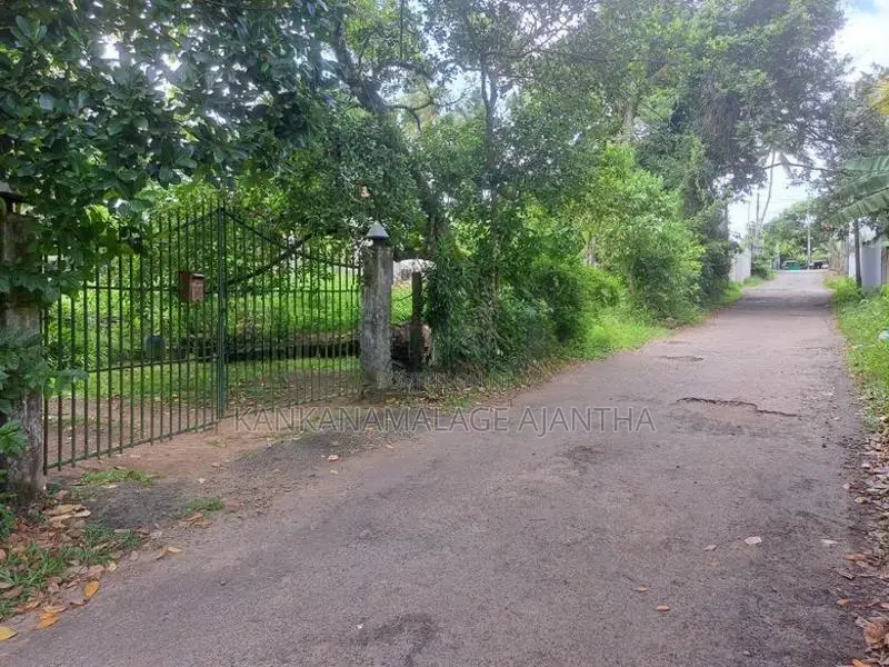 පානදුර, හිරණ නේවාසික පරිසරයක පිහිටි ඉඩම සහ දෙමහල් නිවස වහාම විකිණීමට