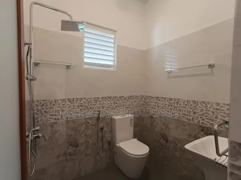 Three Storey Modern House for Sale – Makandana