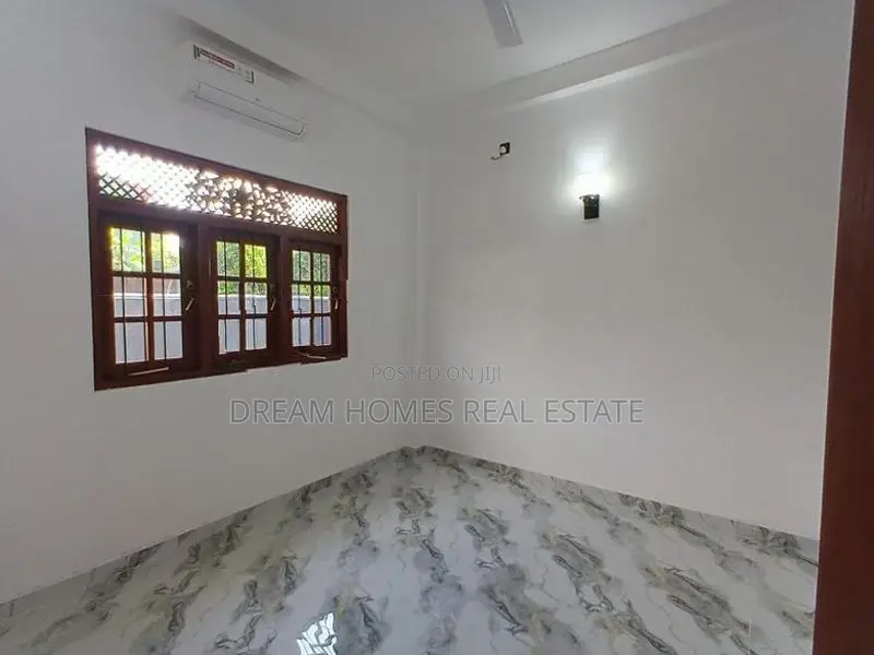 Three Storey Modern House for Sale – Makandana