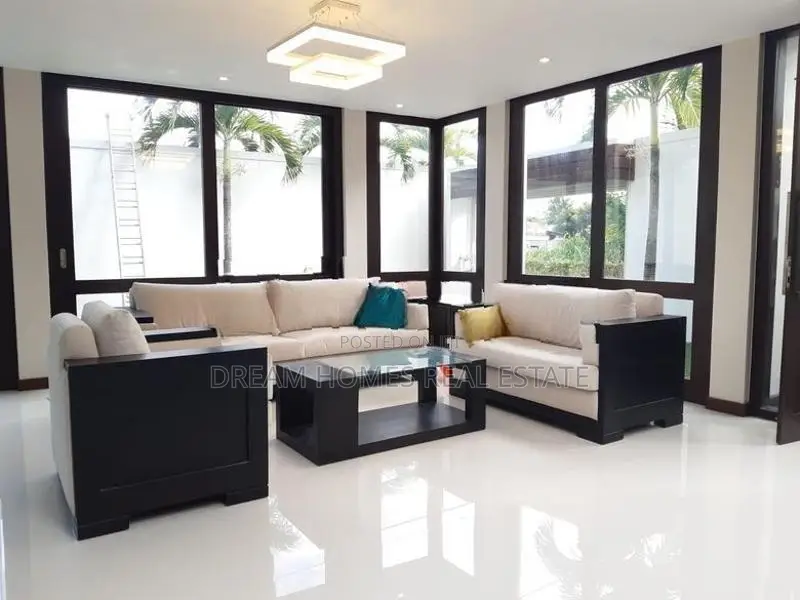 Fully Furnished 4BR Luxury House with Pool – Battaramulla