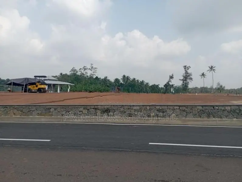 හෝමාගමට ලඟින් අගනා ඉඩමක්
