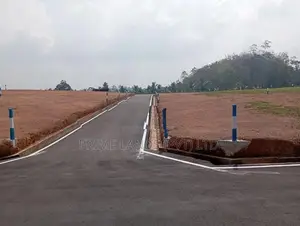 මහරගම හොරන බස් පාරට ලඟින් වටිනා ඉඩමක්