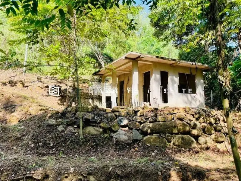 කැලයක් මැද දිය පාරකට මායිම්ව අක්කර බාගයක් සමඟ අඩක් නිම කල විලා එකක්