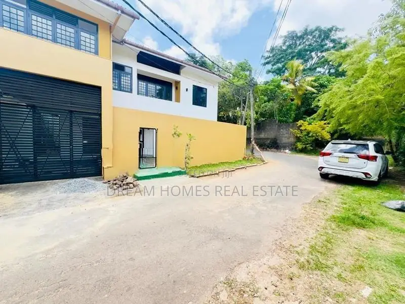 ​5 BED | Luxury Architect-Designed Family Home in Thalawathugoda