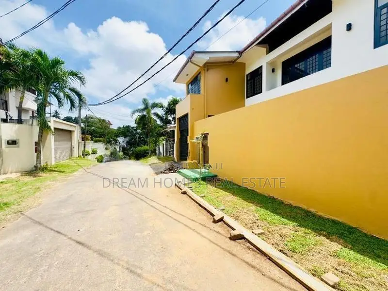 ​5 BED | Luxury Architect-Designed Family Home in Thalawathugoda