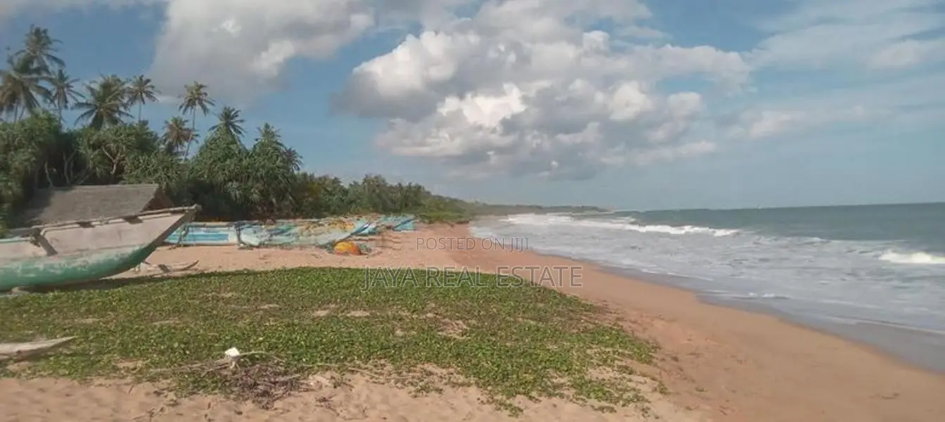 තංගල්ල මුහුදු සීමාවෙන් වටිනා ඉඩමක්