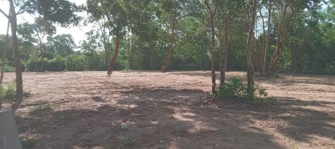 තංගල්ල මුහුදු සීමාව ලගින්ම ඉඩමක්