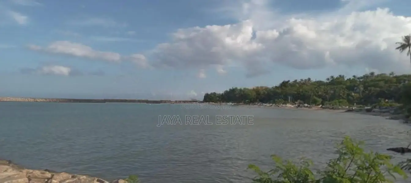 තංගල්ල මුහුදු සීමාව ලගින්ම ඉඩමක්