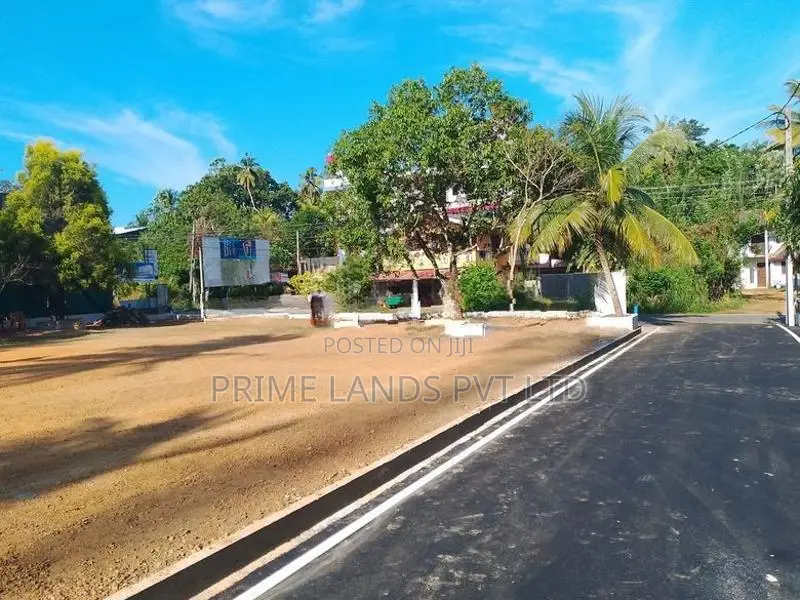 Land Plots in Meepawala