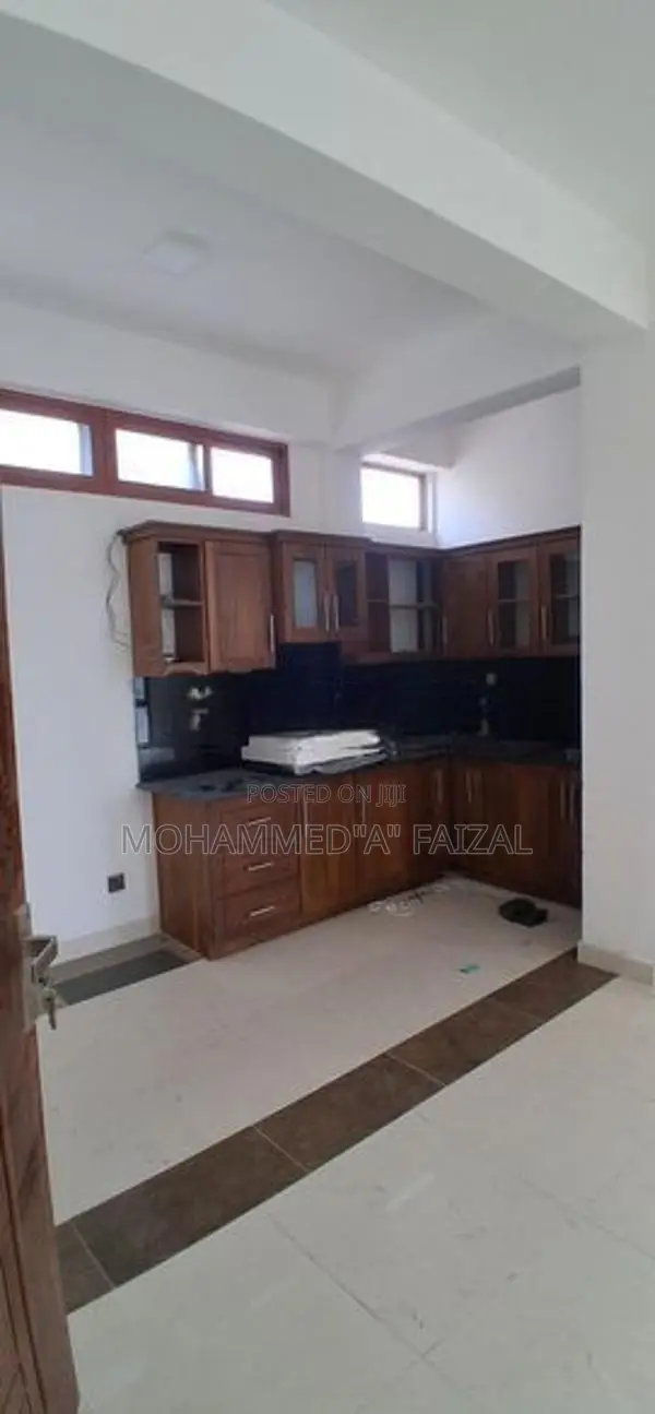 Commercial Building For Rent in 5th Lane Kollupity Colombo.03