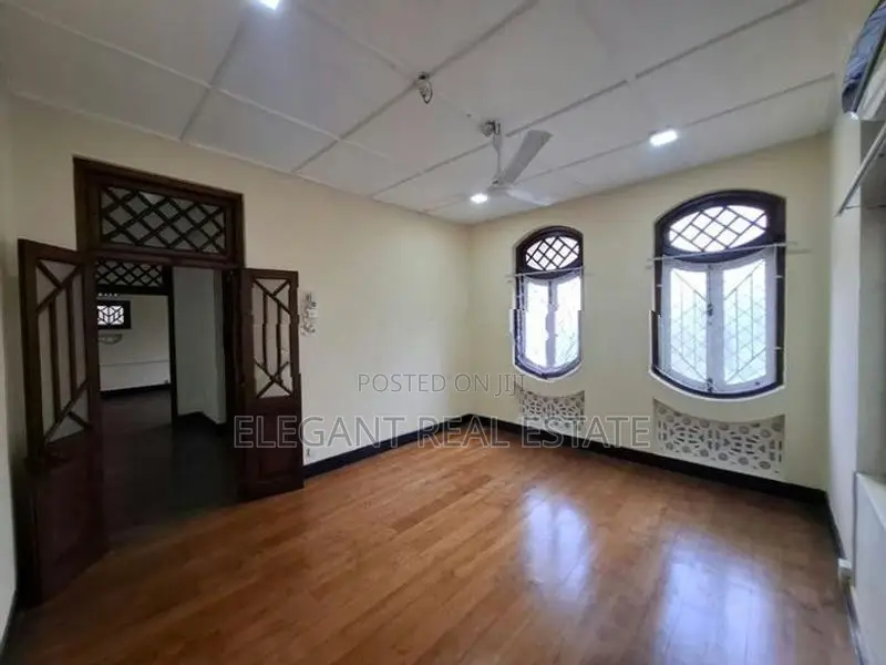 04 Bedroom Unfurnished Upstair House for Rent in Colombo 4 (A6541)