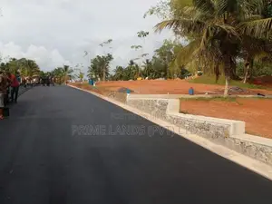 ගමිපහ කච්චෙරිය අසලින් සුපිරි බිම්කොටස්