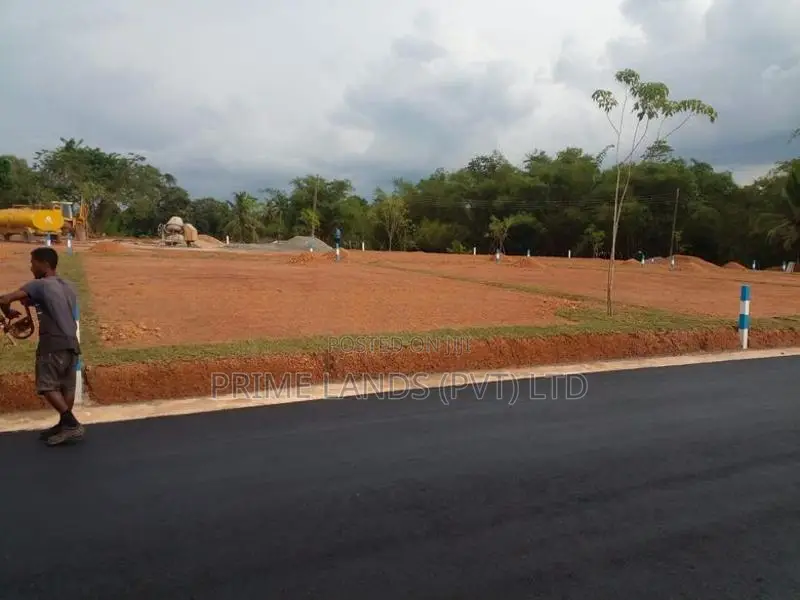 ගමිපහ කච්චෙරිය අසලින් සුපිරි බිම්කොටස්