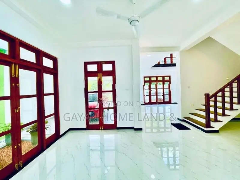 කොළඹ පාරට ලගින් රෑෆ්ටොප් සහිත නවතම දෙමහල් නිවසක් විකිණීමට