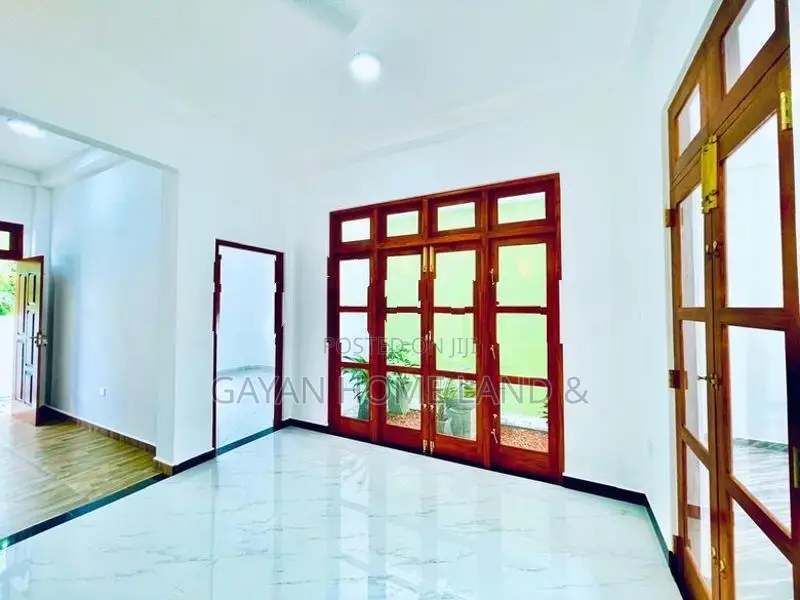 කොළඹ පාරට ලගින් රෑෆ්ටොප් සහිත නවතම දෙමහල් නිවසක් විකිණීමට