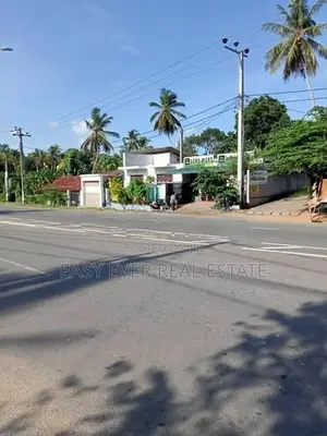 බෙලිඅත්ත නගරයෙන් ප්‍රධාන පාර පේන දුරින් වටිනා ඉඩමක්