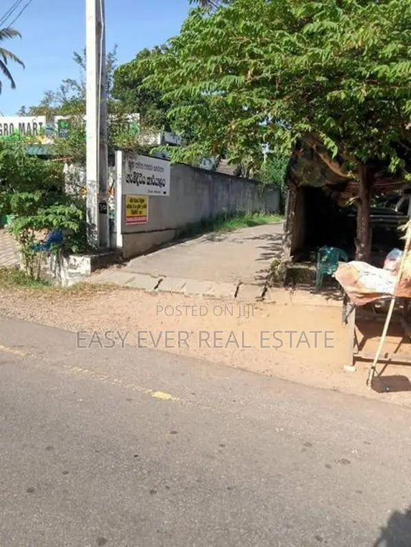 බෙලිඅත්ත නගරයෙන් ප්‍රධාන පාර පේන දුරින් වටිනා ඉඩමක්