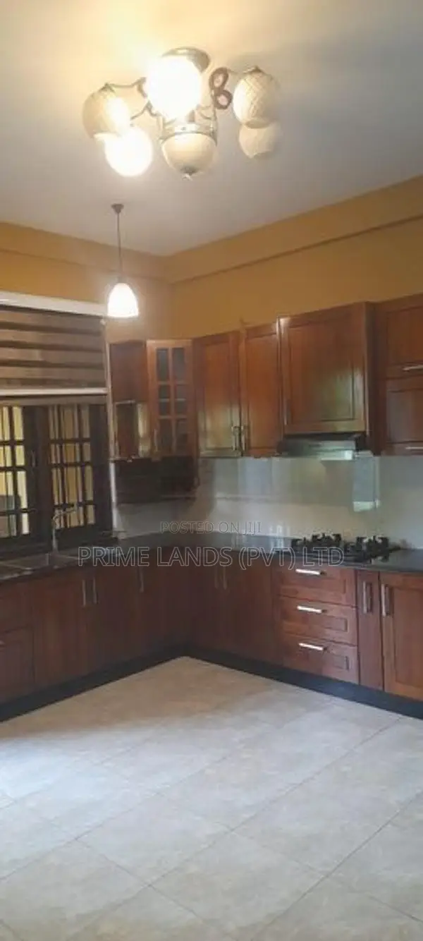 ගම්පහ නගරයෙන්ම සුපිරි නිවසක් විකිණීමට
