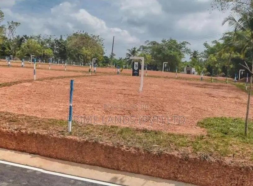 ගම්පහ නගරයට සමීපව නේවාසික බිම් කොටස්