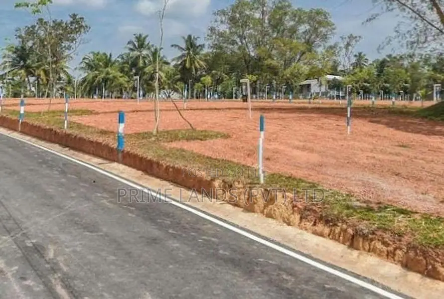 ගම්පහ නගරයට සමීපව නේවාසික බිම් කොටස්