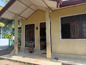 Nugegoda Udahamulla 12 Perches of Land with an old House for Sale