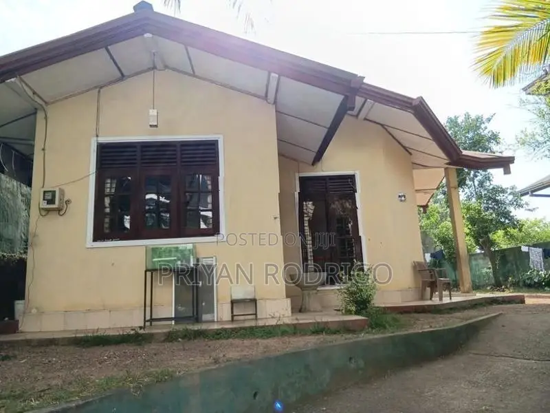 Nugegoda Udahamulla 12 Perches of Land with an old House for Sale