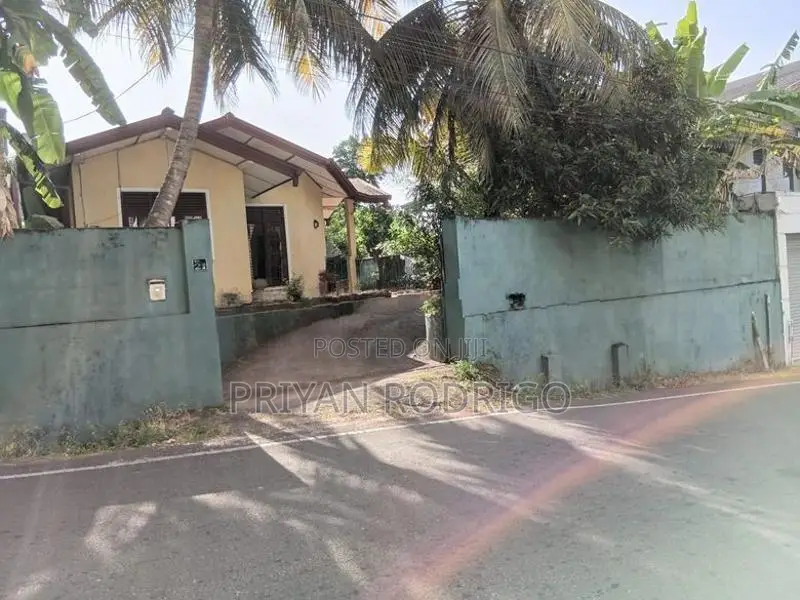 Nugegoda Udahamulla 12 Perches of Land with an old House for Sale