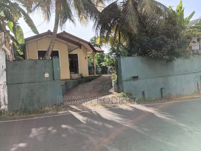 Nugegoda Udahamulla 12 Perches of Land with an old House for Sale