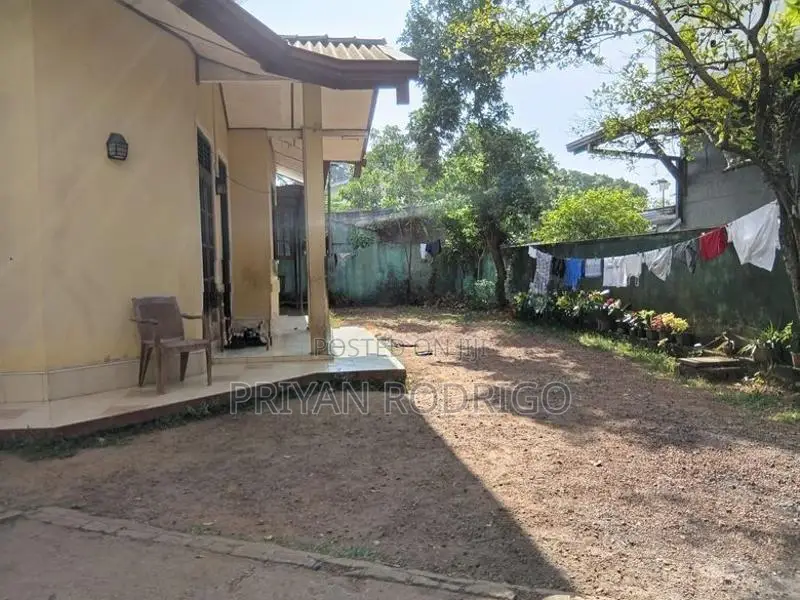Nugegoda Udahamulla 12 Perches of Land with an old House for Sale