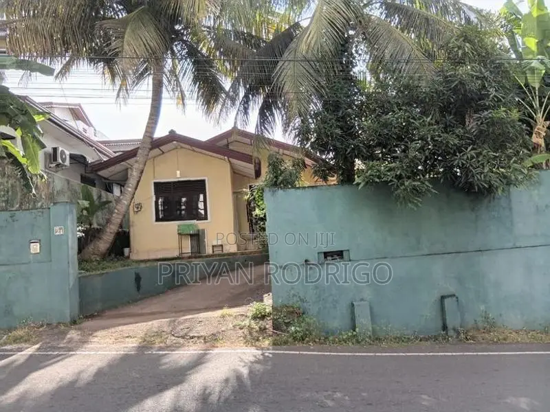 Nugegoda Udahamulla 12 Perches of Land with an old House for Sale