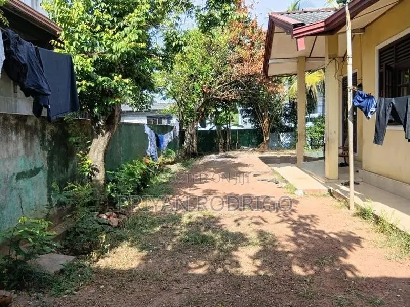 Nugegoda Udahamulla 12 Perches of Land with an old House for Sale