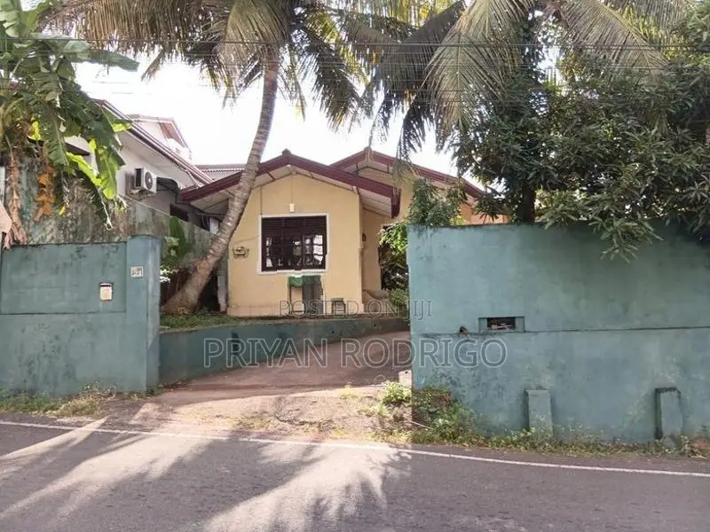 Nugegoda Udahamulla 12 Perches of Land with an old House for Sale