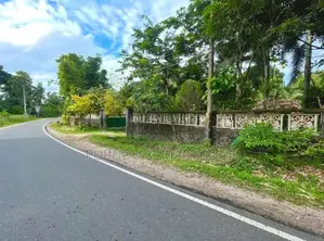 පොල්ගහවෙල නාරම්මල ප්‍රධාන පාරට මුහුණලා ඇති ඉඩමක් සහිත නිවසක් විකිණීමට