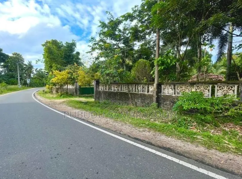 පොල්ගහවෙල නාරම්මල ප්‍රධාන පාරට මුහුණලා ඇති ඉඩමක් සහිත නිවසක් විකිණීමට
