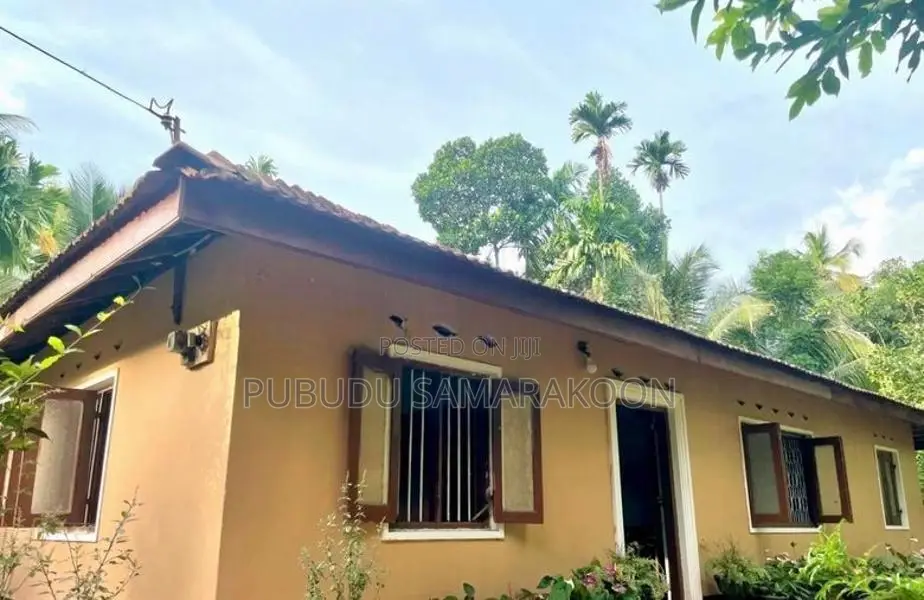 පොල්ගහවෙල නාරම්මල ප්‍රධාන පාරට මුහුණලා ඇති ඉඩමක් සහිත නිවසක් විකිණීමට