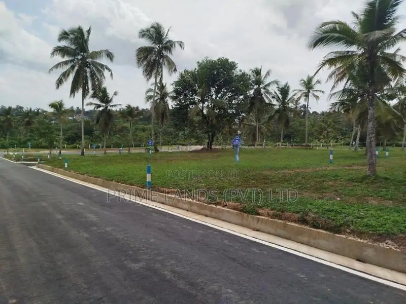 පොල්ගස්ඕවිට ජයලියගම පාරෙන් බිම් කොටස් විකිණීමට