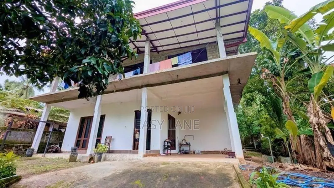 වැලිවේරිය රදාවාන රෝහල අසලින් අඩක් නිමකල දෙමහල් නිවසක්