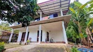 වැලිවේරිය රදාවාන රෝහල අසලින් අඩක් නිමකල දෙමහල් නිවසක්