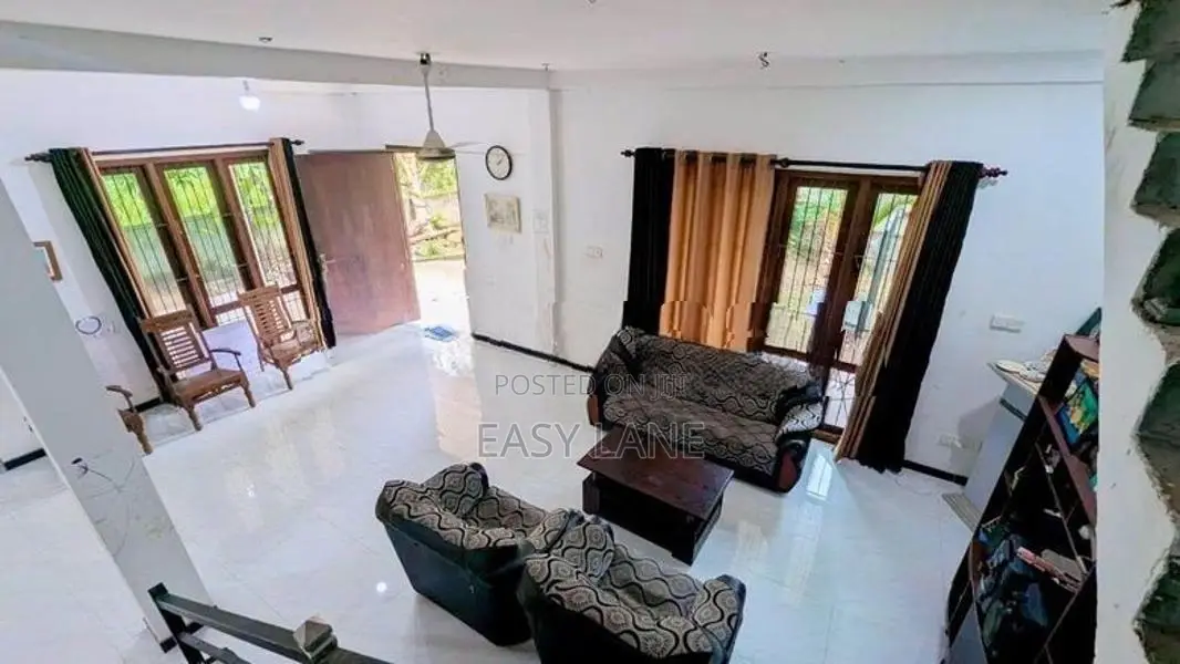 වැලිවේරිය රදාවාන රෝහල අසලින් අඩක් නිමකල දෙමහල් නිවසක්