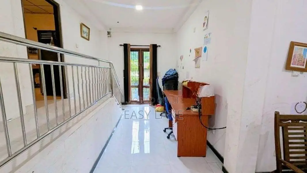 වැලිවේරිය රදාවාන රෝහල අසලින් අඩක් නිමකල දෙමහල් නිවසක්