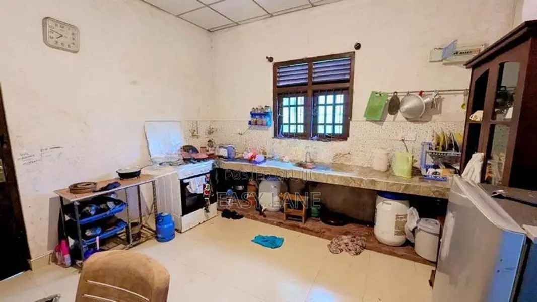 වැලිවේරිය රදාවාන රෝහල අසලින් අඩක් නිමකල දෙමහල් නිවසක්