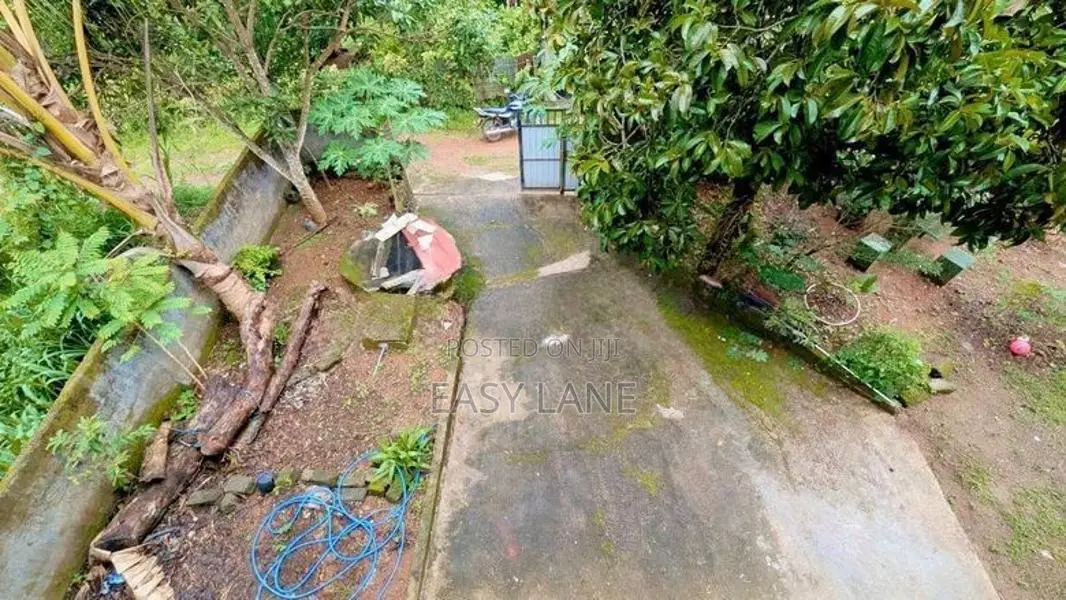 වැලිවේරිය රදාවාන රෝහල අසලින් අඩක් නිමකල දෙමහල් නිවසක්