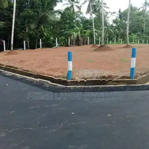 මිනුවන්ගොඩට ළග එයාපෝට් පාරෙන් බිම්කොටස්